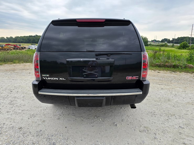 2011-gmc-yukon-xl-image-19
