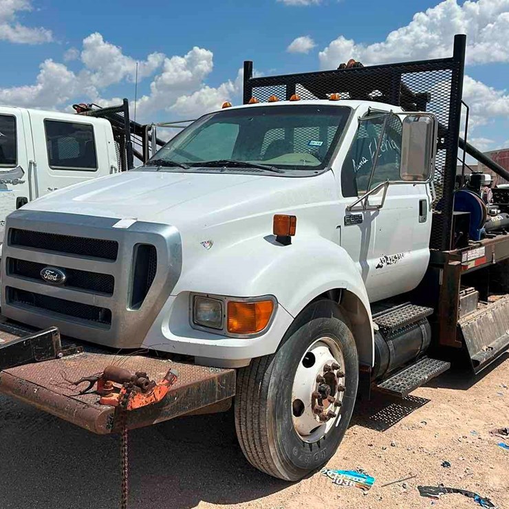 2011 FORD F650
