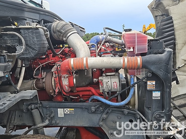 2015-peterbilt-579-image-25