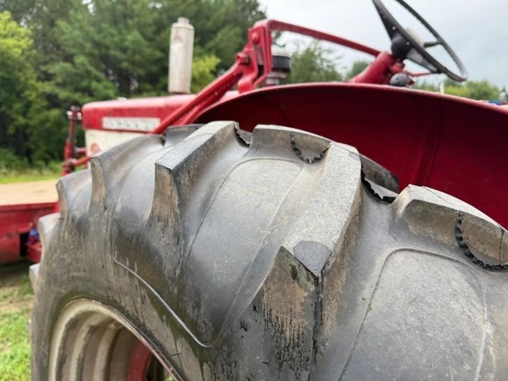 farmall-460-gas-tractor-with-loader-image-10