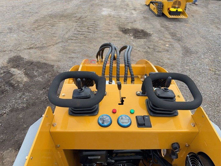 sdll30-stand-on-skid-loader-image-7