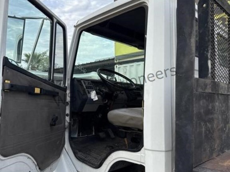 2003-freightliner-fl70-image-33