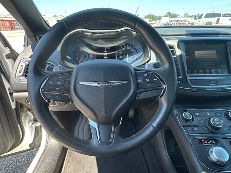 #23052-•-2015-chrysler-200s-image-52