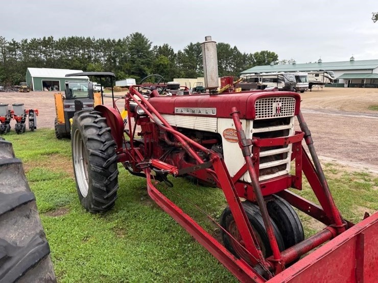 farmall-460-gas-tractor-with-loader-image-5