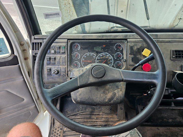 2002-freightliner-fl70-image-53