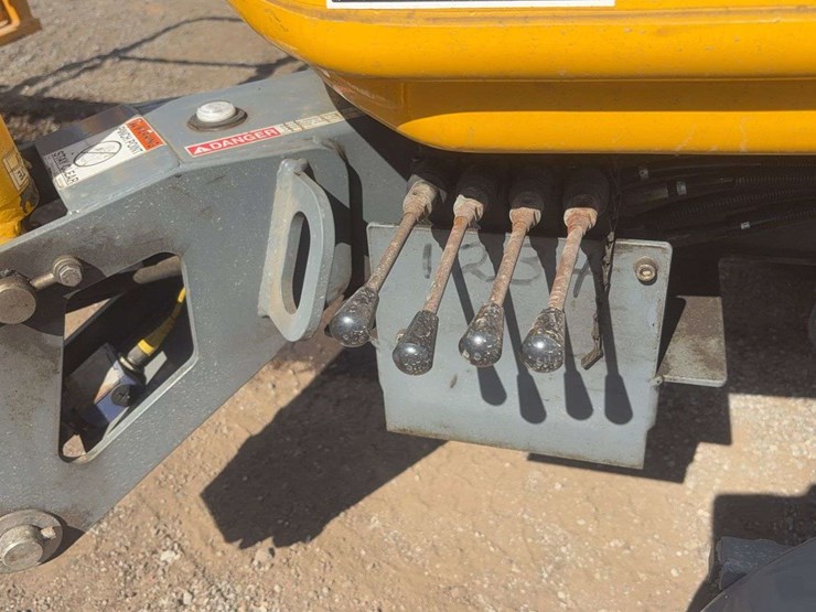 biljack-xlb-tow-behind-man-lift-image-18