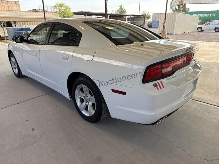 2013-dodge-charger-se-sdn-image-5