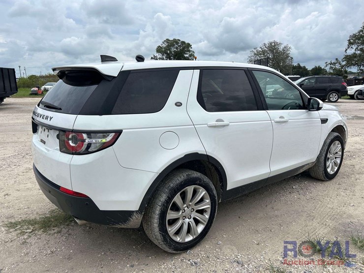 2017-land-rover-discovery-suv-image-3