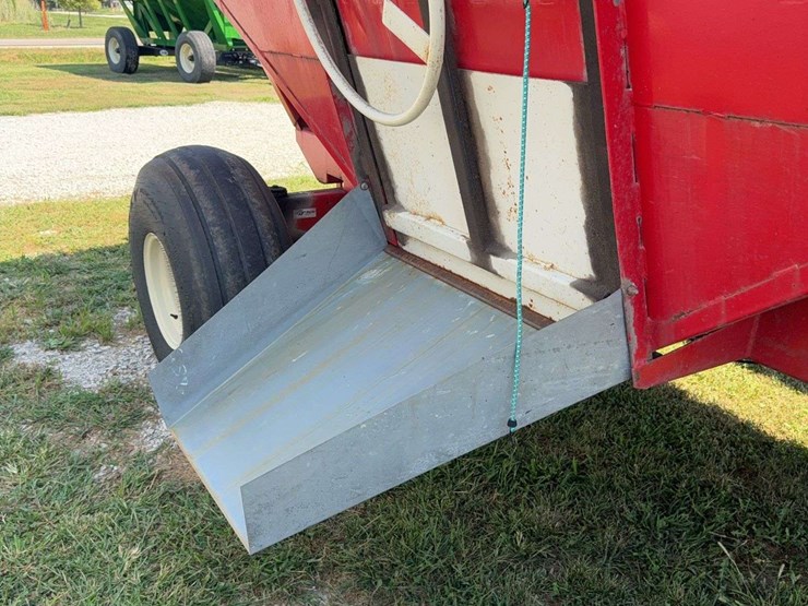 e-z-trail-model-500-gravity-wagon,-surge-brakes,-left-hand-unload-image-2