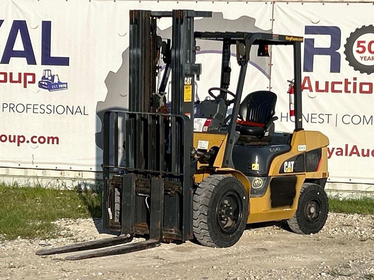 2019-caterpillar-dp35n-7,000lb-diesel-forklift-image-1