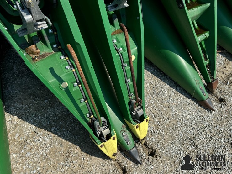 2023-john-deere-c12f-image-12