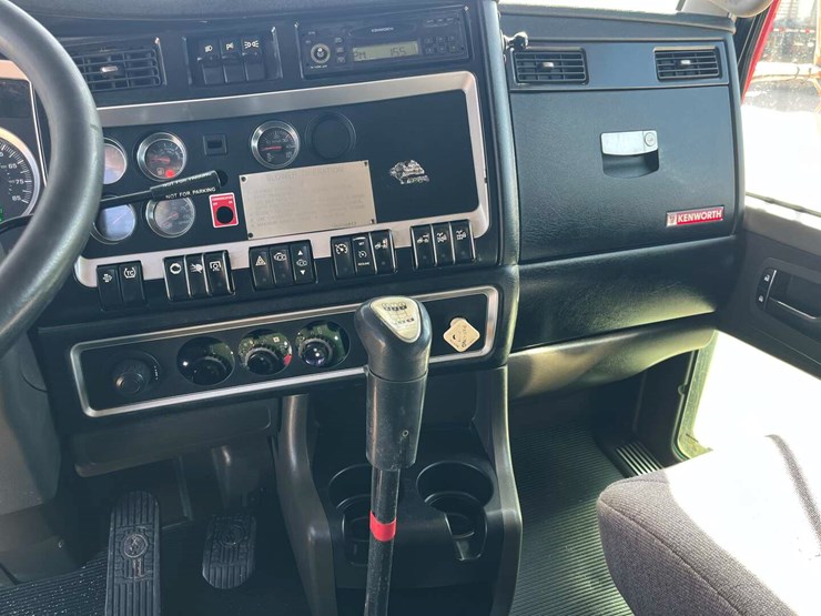 2011-kenworth-t800-image-14