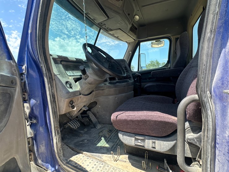 2013-freightliner-cascadia-image-15