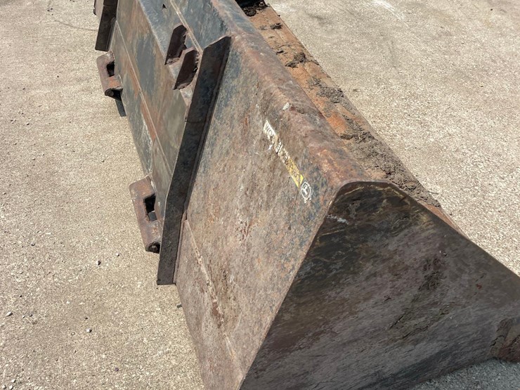 john-deere-82”-skidloader-bucket-image-6