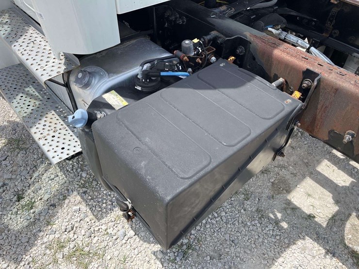 2018-freightliner-m2-106-cab-and-chassis-truck-image-15