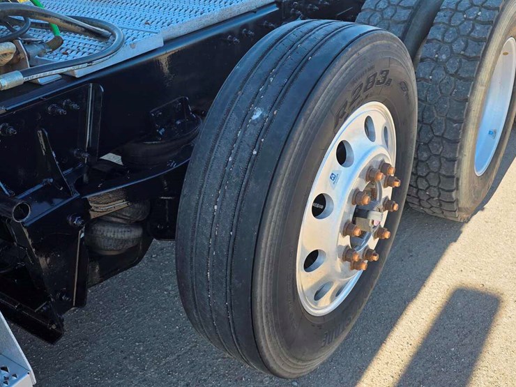 2020-peterbilt-567-image-16