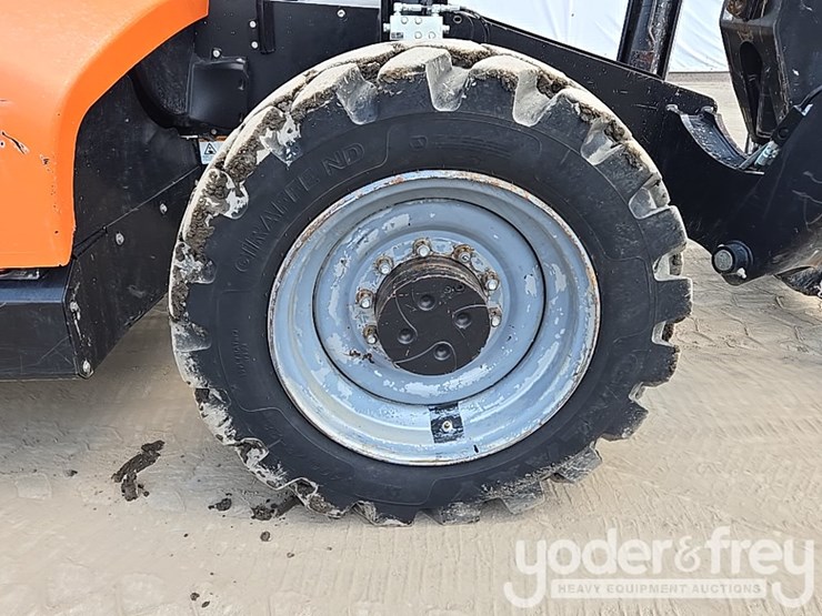 2019-jlg-1055-image-24