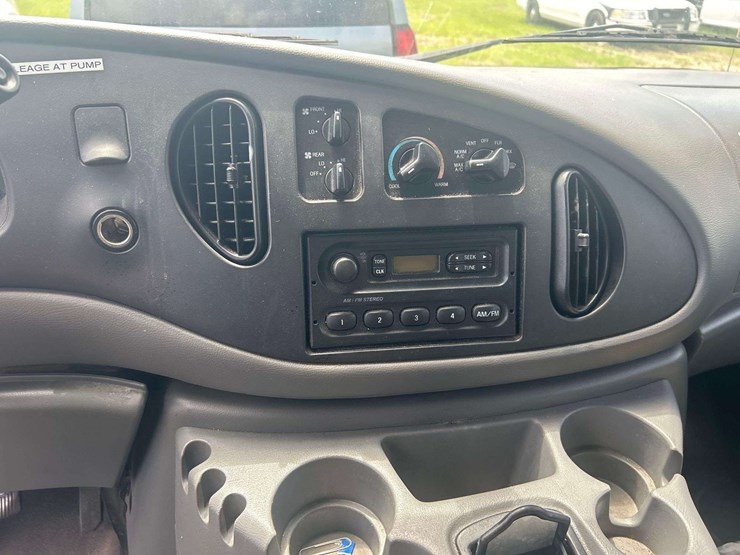 2004-ford-e350-image-13