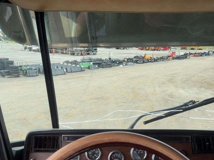 1997-peterbilt-362-image-29