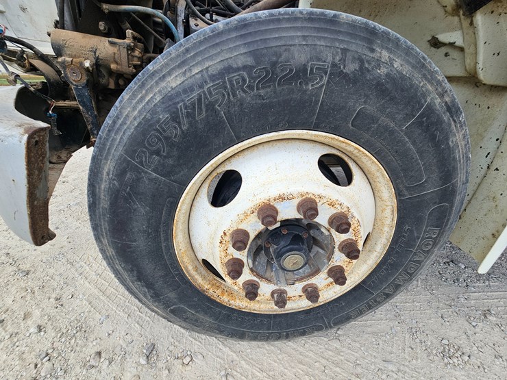 2002-freightliner-fl70-image-74