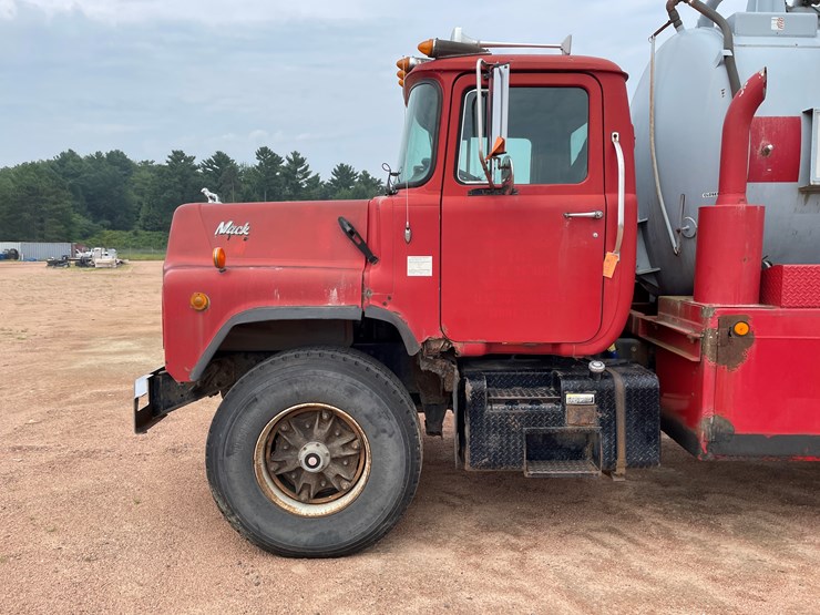 #4728-•-1995-mack-tri-axle-water-tank-truck-(has-wi-title)-image-19