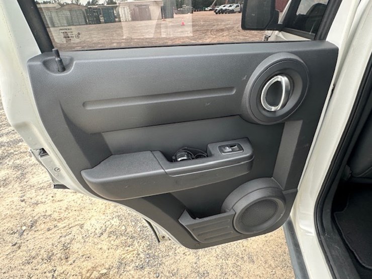 2010-dodge-nitro-image-25