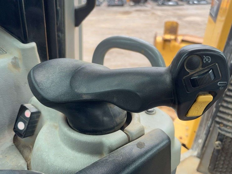 2013-caterpillar-d6t-xw-image-53