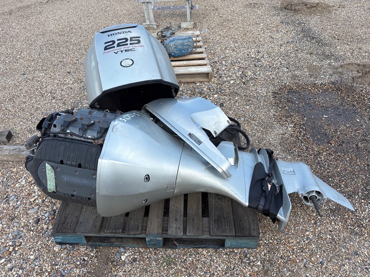 #22675-•-honda-225-4-stroke-outboard-boat-motor-image-1