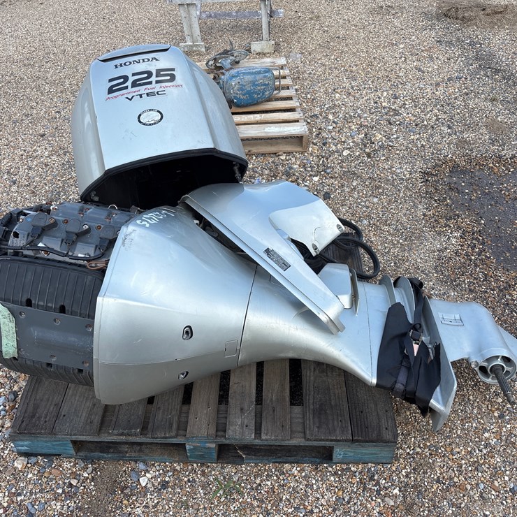 #22675 • HONDA 225 4 STROKE OUTBOARD BOAT MOTOR