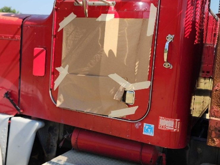year:-1986-make:-peterbilt-model:-359-vehicle-type:-truck-mileage:-showing-335,508-drive-line:-6x4-image-24