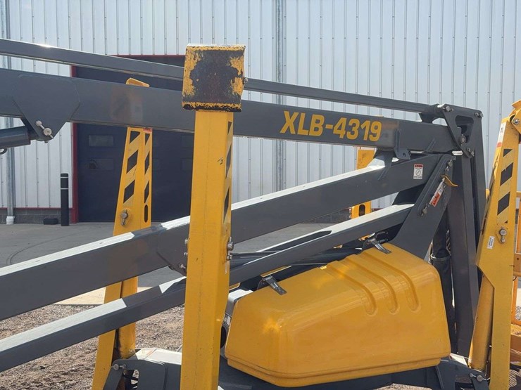 biljack-xlb-tow-behind-man-lift-image-22
