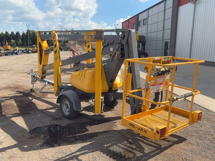 biljack-xlb-tow-behind-man-lift-image-4