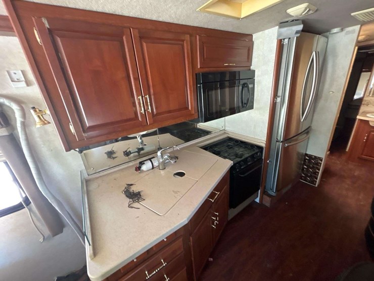 2002-fleetwood-expedition-36ft-motorhome-image-11