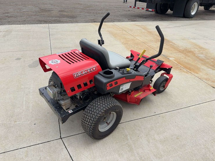 2015-graveley-zero-turn-mower-image-3