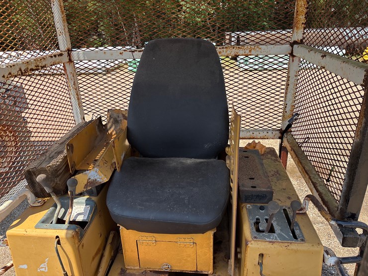 #16161-•-komatsu-crawler-dozer-|-for-parts-or-repair-only-image-8