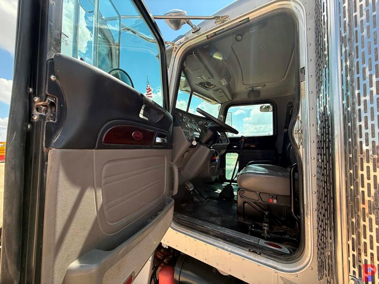 2013-peterbilt-388-image-7