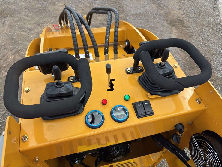 sdll30-stand-on-skid-loader-image-12