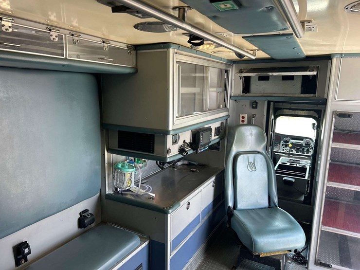 2009-freightliner-m2-106-medtec-ambulance-image-28