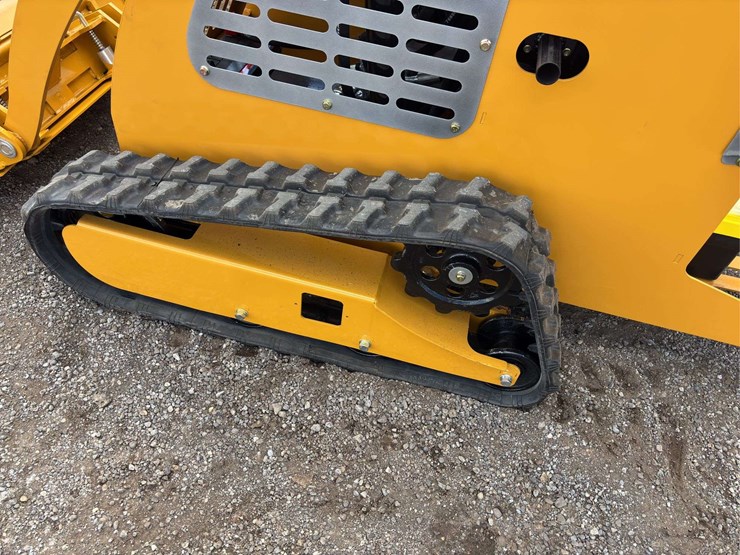 sdll30-stand-on-skid-loader-image-10