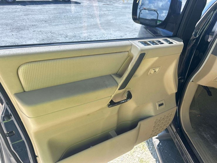 2007-nissan-armada-image-13