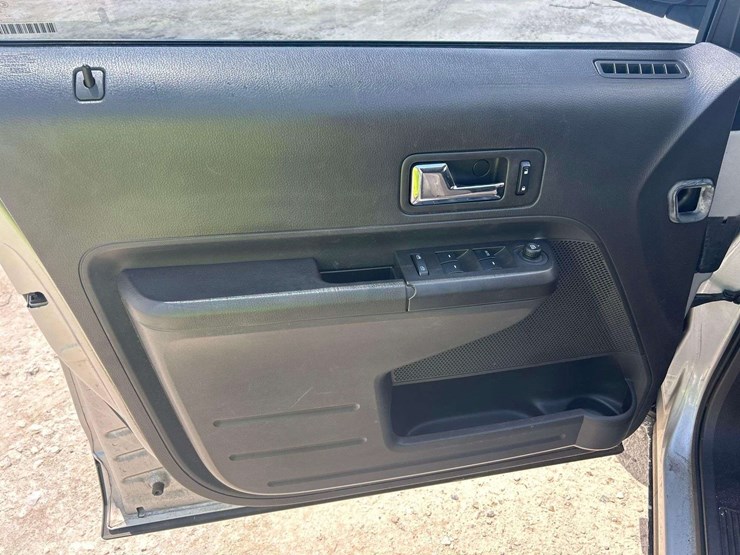 2010-ford-edge-se-image-11