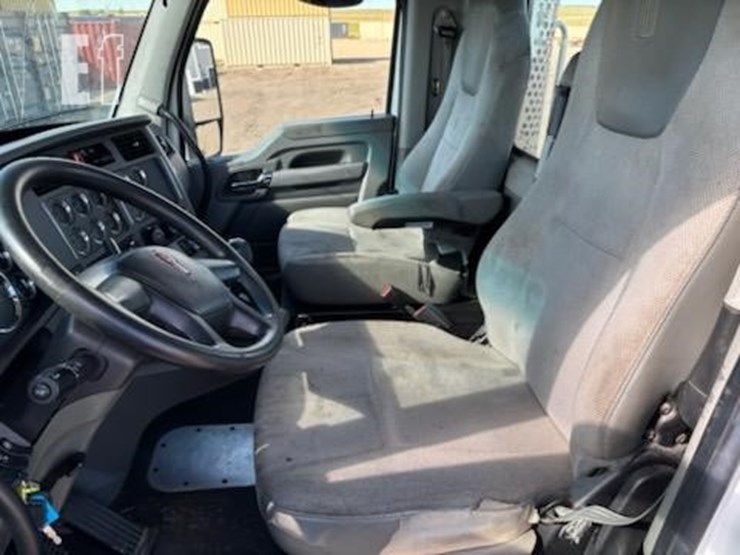 2016-kenworth-t680-image-8