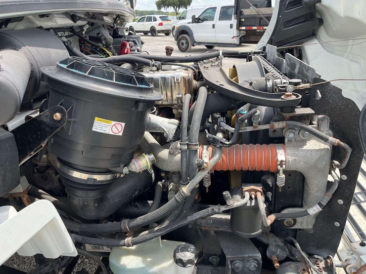2018-freightliner-m2-106-cab-and-chassis-truck-image-4