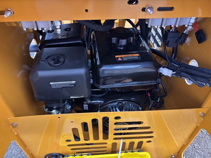 sdll30-stand-on-skid-loader-image-10