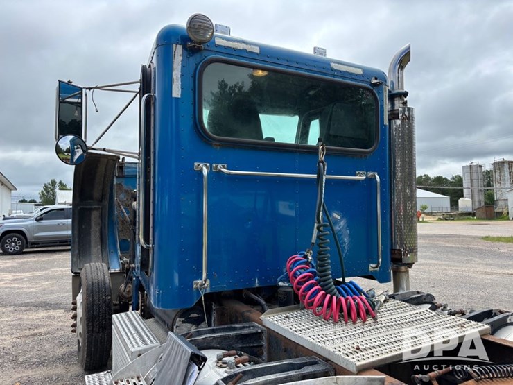 2002-peterbilt-379-image-41