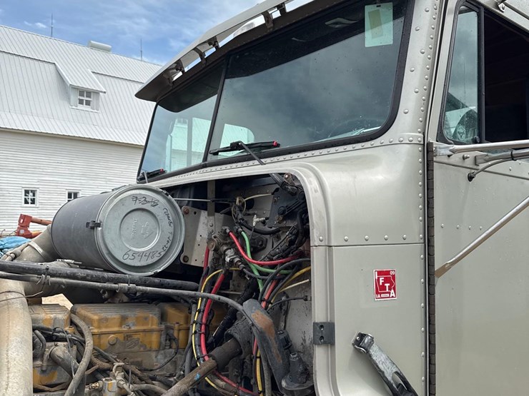 2000-freightliner-fld112-image-30
