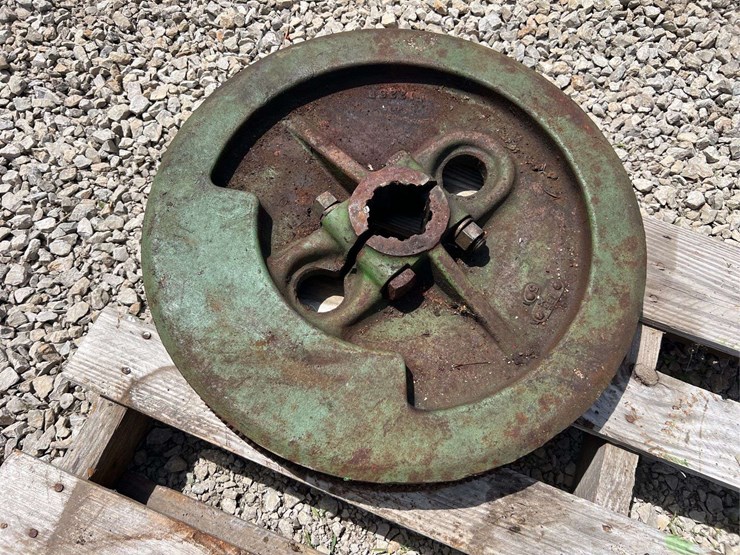 john-deere-model-g-flywheel-image-1
