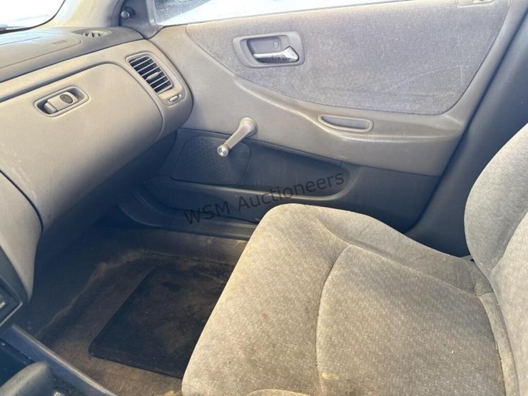 2001-honda-accord-sdn-image-19
