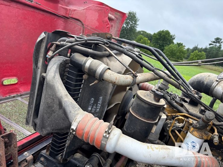 2002-peterbilt-330-image-36