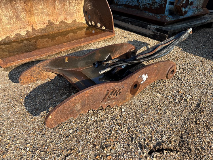 #22926-•-15in-hyd-thumb-with-cylinder-and-hosed-image-1